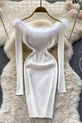 Robe pull en tricot à épaules dénudées et patchwork de fourrure